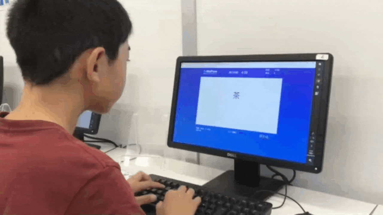 子どもがパソコンで英語を学ぶ様子