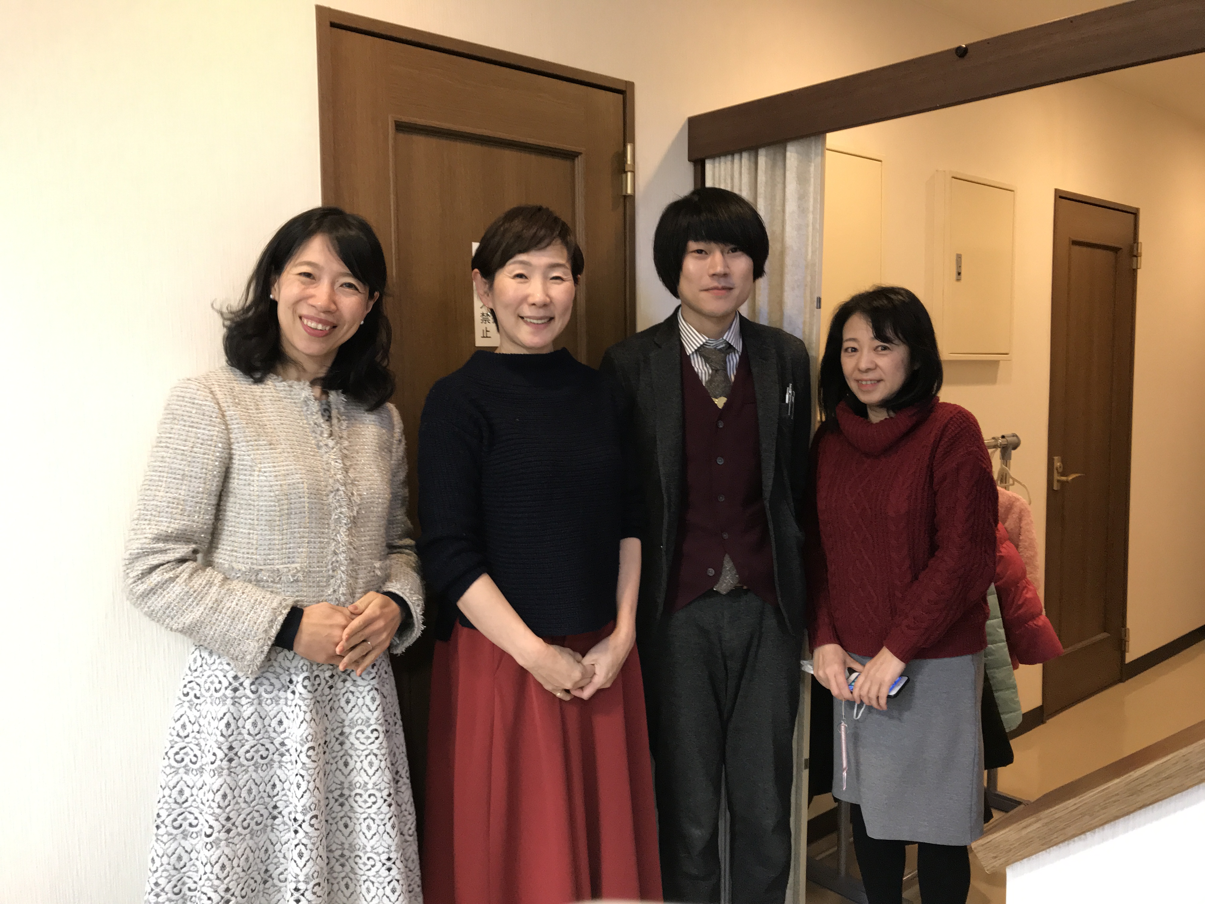 アクティメソッド開校研修参加者3名との集合写真